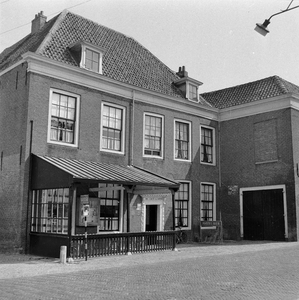843206 Gezicht op de voorgevel van het voormalige Rechthuis van Loenersloot (thans Café van Wijk, Rijksstraatweg 214) ...